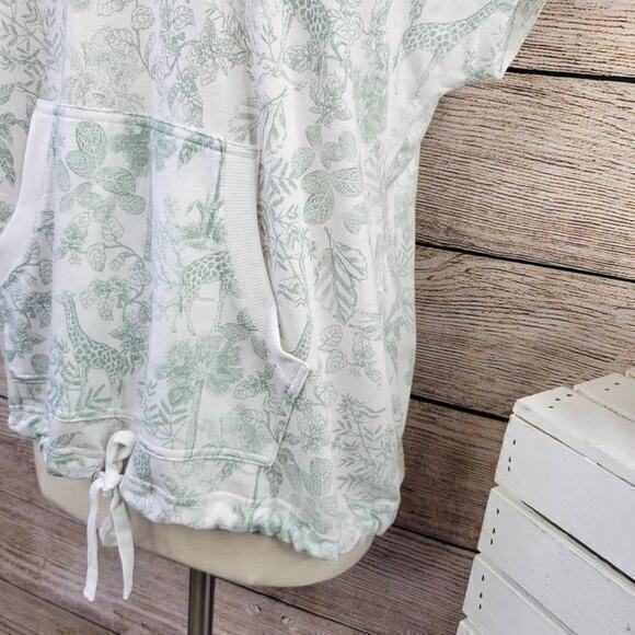 NWT Jane & Delancey Short Sleeve Kangaroo Pocket Giraffe Print Hoodie Small - Picture 3 of 9